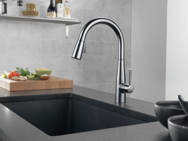 DELTA Essa Single Handle Pull-Down Kitchen Faucet — Arctic Stainless