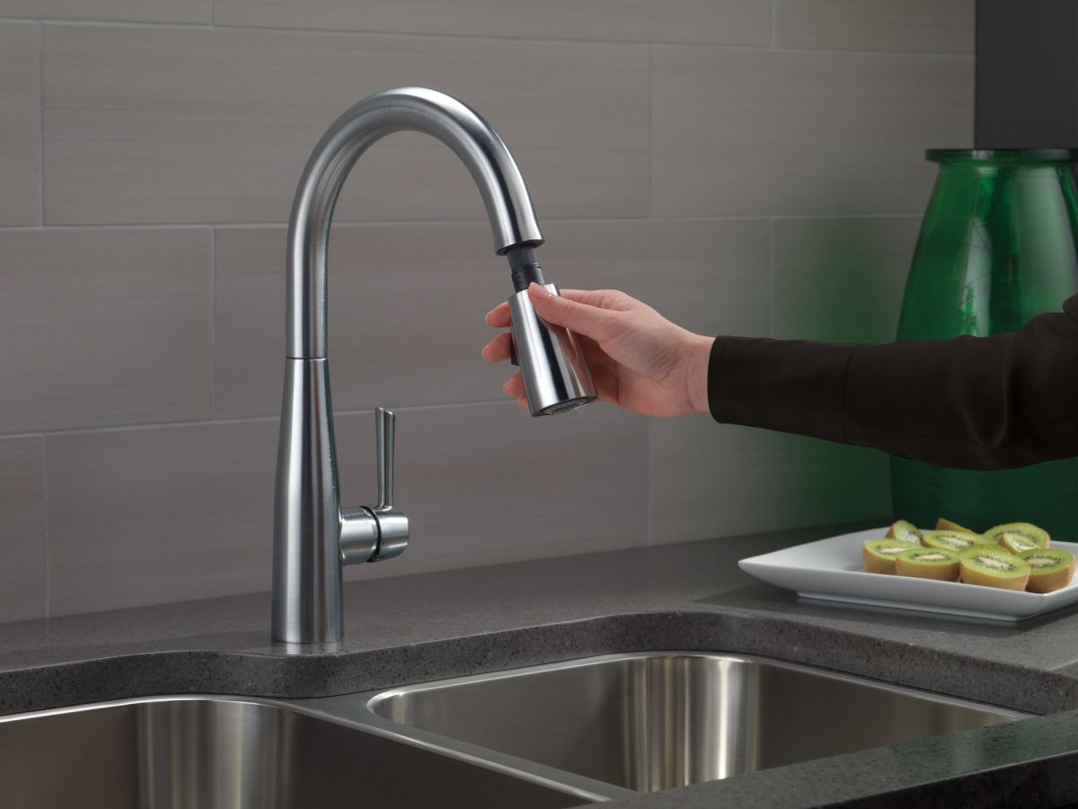 DELTA Essa Single Handle Pull-Down Kitchen Faucet — Arctic Stainless