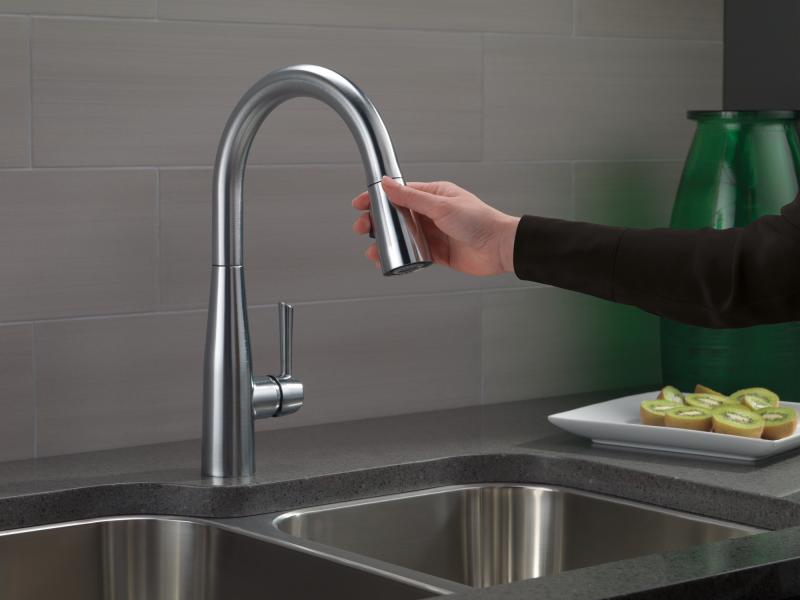 DELTA Essa Single Handle Pull-Down Kitchen Faucet — Arctic Stainless