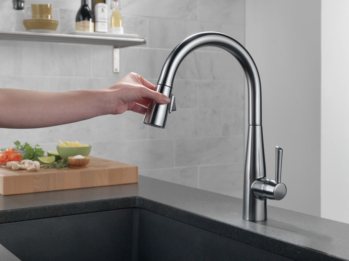 DELTA Essa Single Handle Pull-Down Kitchen Faucet — Arctic Stainless