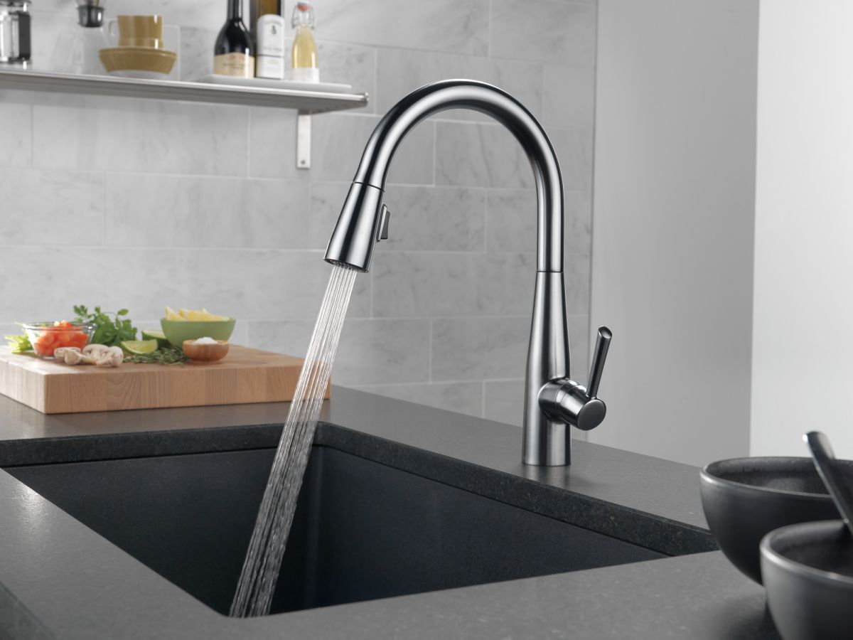 DELTA Essa Single Handle Pull-Down Kitchen Faucet — Arctic Stainless