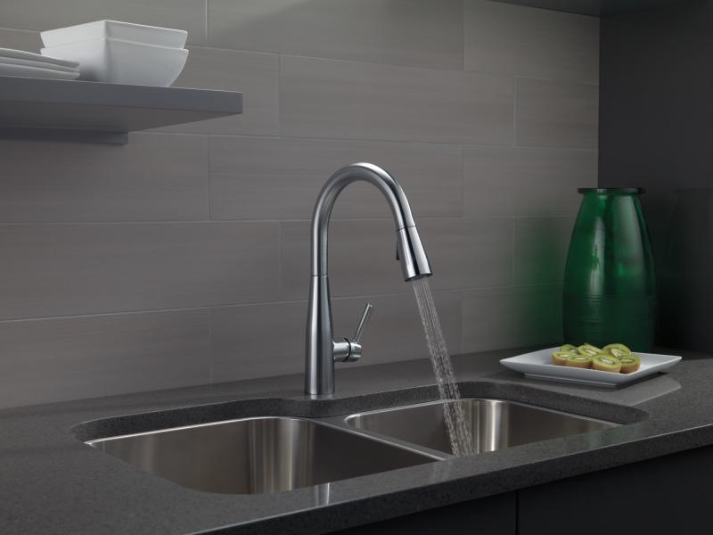 DELTA Essa Single Handle Pull-Down Kitchen Faucet — Arctic Stainless