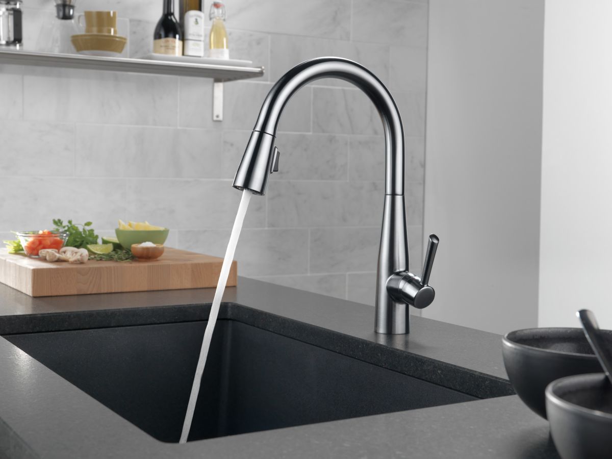 DELTA Essa Single Handle Pull-Down Kitchen Faucet — Arctic Stainless