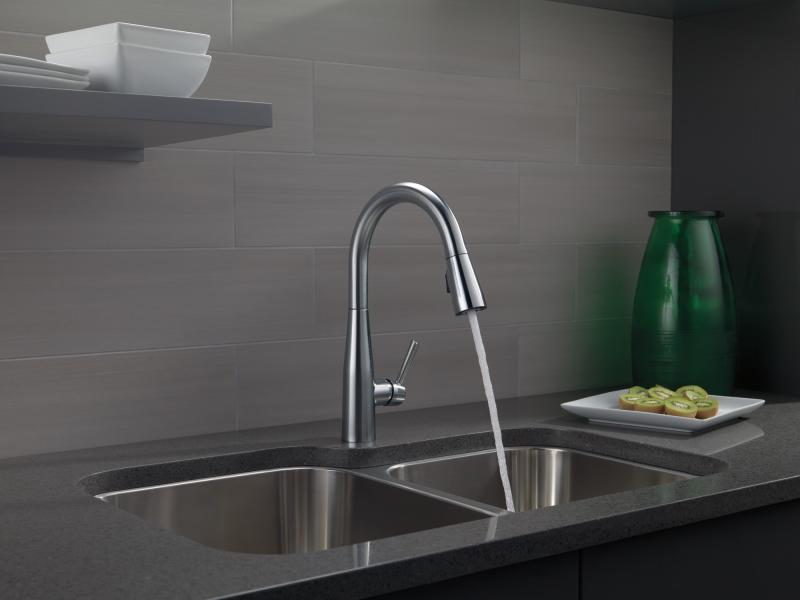 DELTA Essa Single Handle Pull-Down Kitchen Faucet — Arctic Stainless