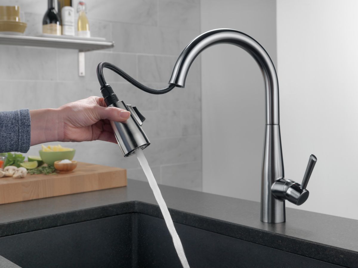 DELTA Essa Single Handle Pull-Down Kitchen Faucet — Arctic Stainless