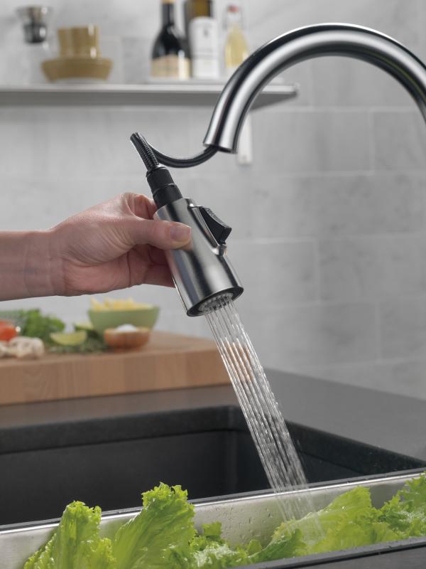 DELTA Essa Single Handle Pull-Down Kitchen Faucet — Arctic Stainless