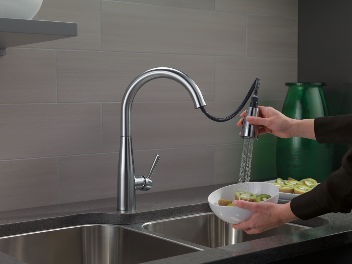 DELTA Essa Single Handle Pull-Down Kitchen Faucet — Arctic Stainless