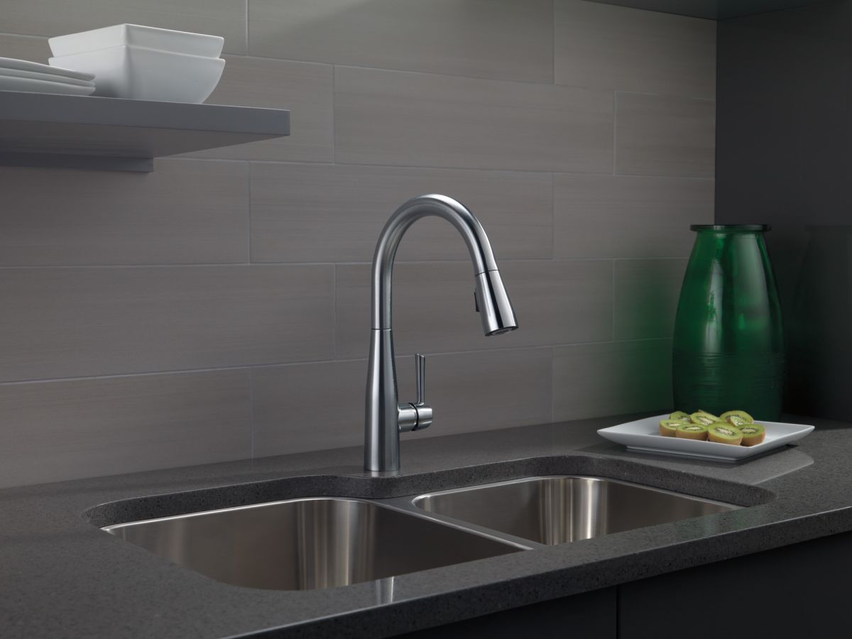 DELTA Essa Single Handle Pull-Down Kitchen Faucet — Arctic Stainless