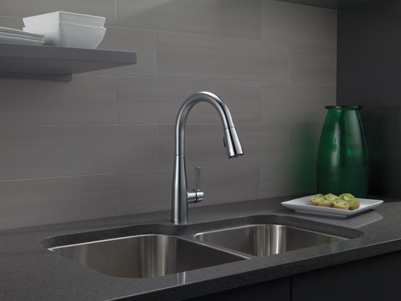 DELTA Essa Single Handle Pull-Down Kitchen Faucet — Arctic Stainless