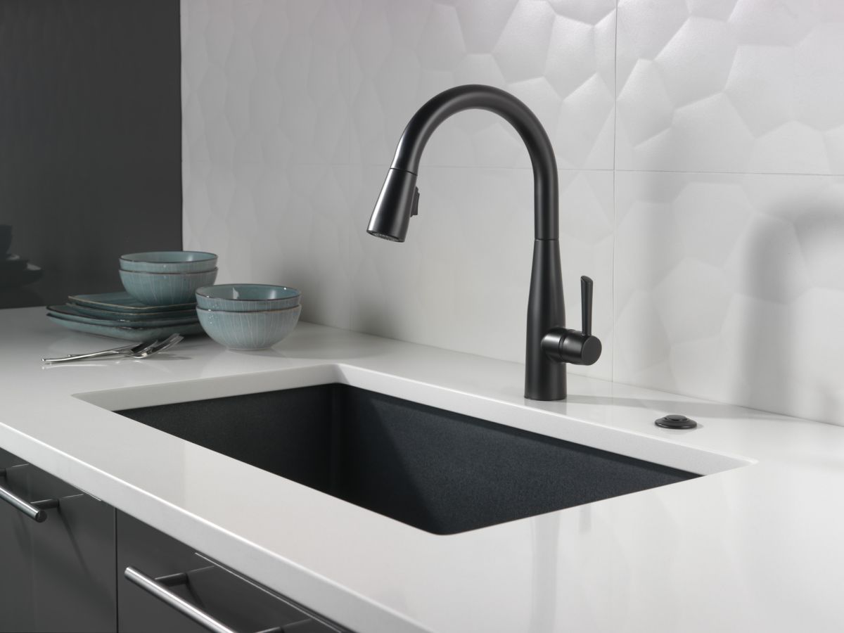 DELTA Essa Single Handle Pull-Down Kitchen Faucet — Matte Black