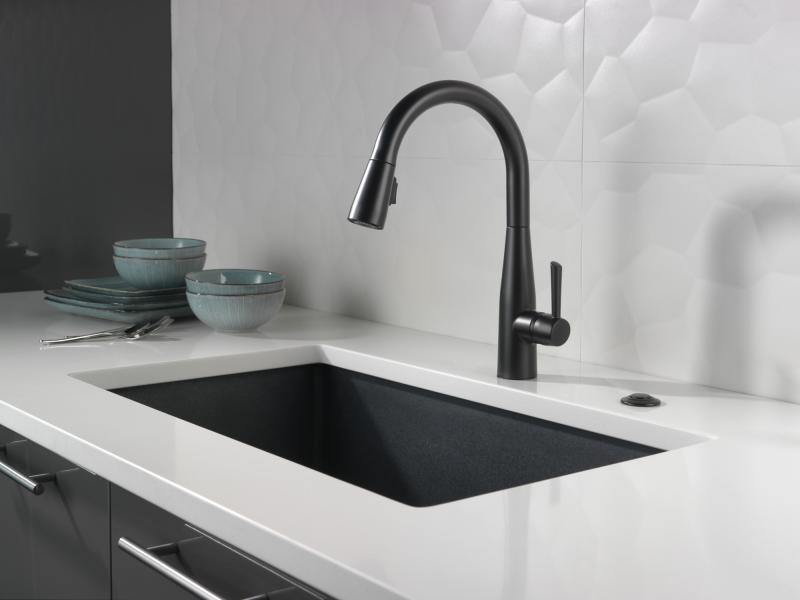 DELTA Essa Single Handle Pull-Down Kitchen Faucet — Matte Black