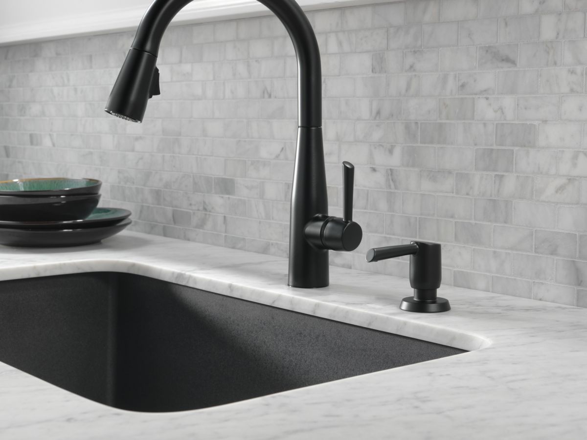 DELTA Essa Single Handle Pull-Down Kitchen Faucet — Matte Black