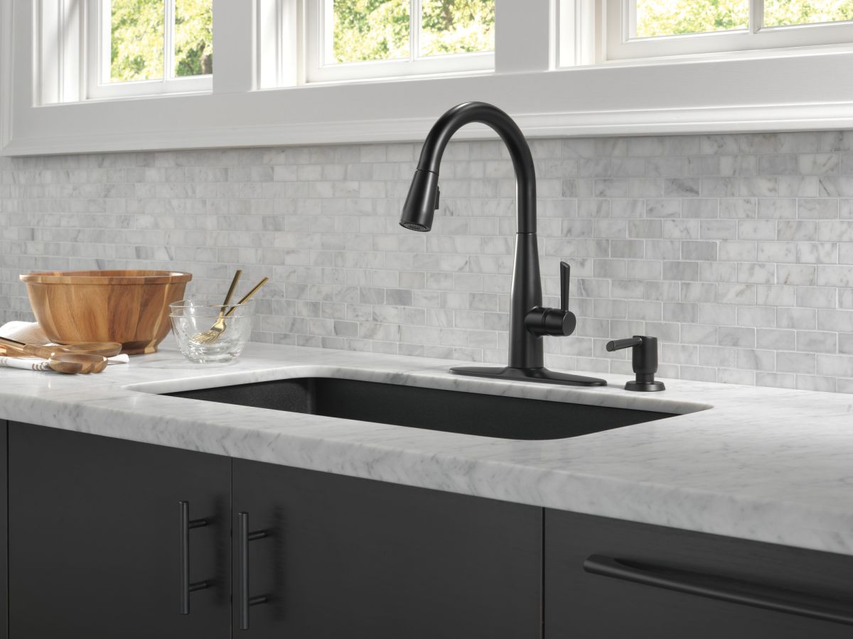 DELTA Essa Single Handle Pull-Down Kitchen Faucet — Matte Black