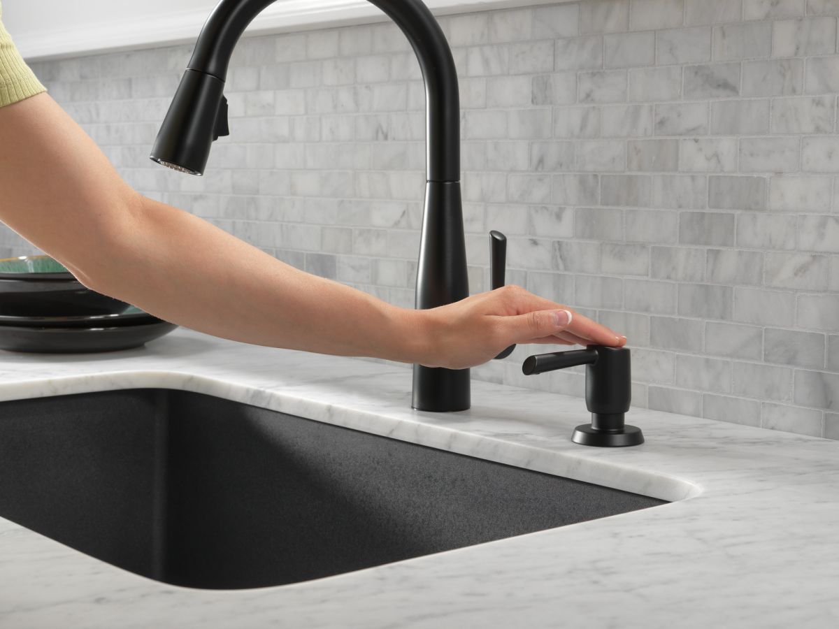 DELTA Essa Single Handle Pull-Down Kitchen Faucet — Matte Black