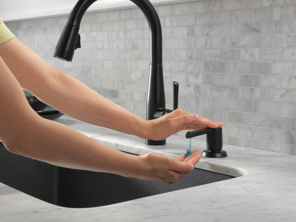 DELTA Essa Single Handle Pull-Down Kitchen Faucet — Matte Black