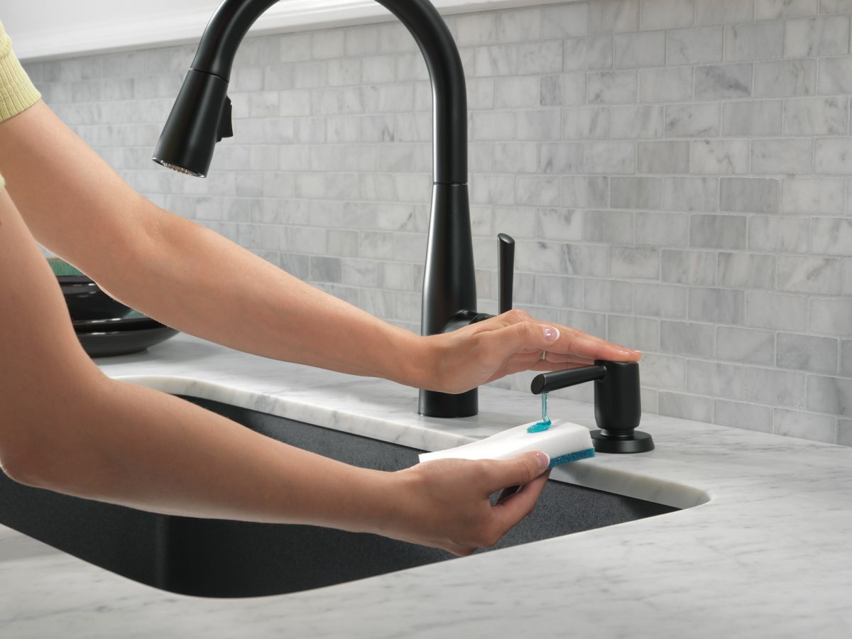 DELTA Essa Single Handle Pull-Down Kitchen Faucet — Matte Black