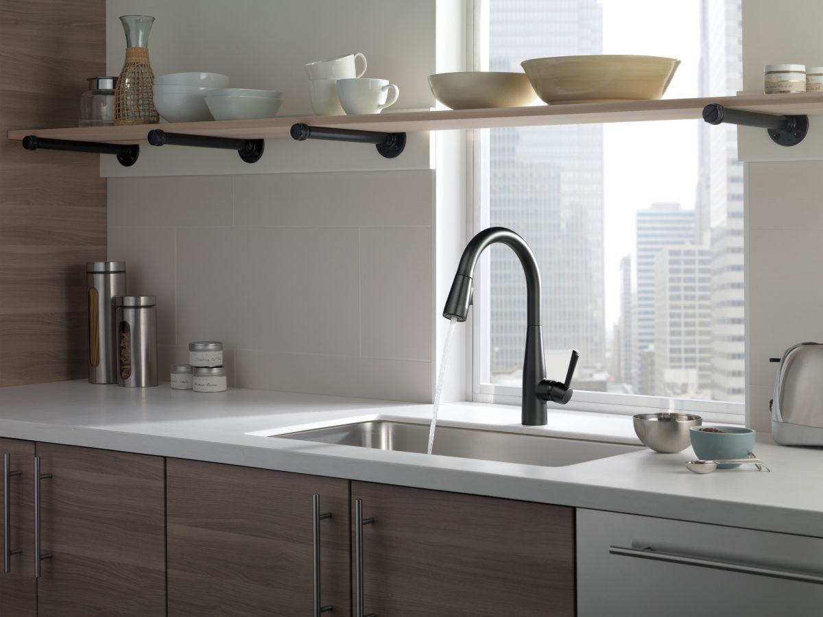 DELTA Essa Single Handle Pull-Down Kitchen Faucet — Matte Black