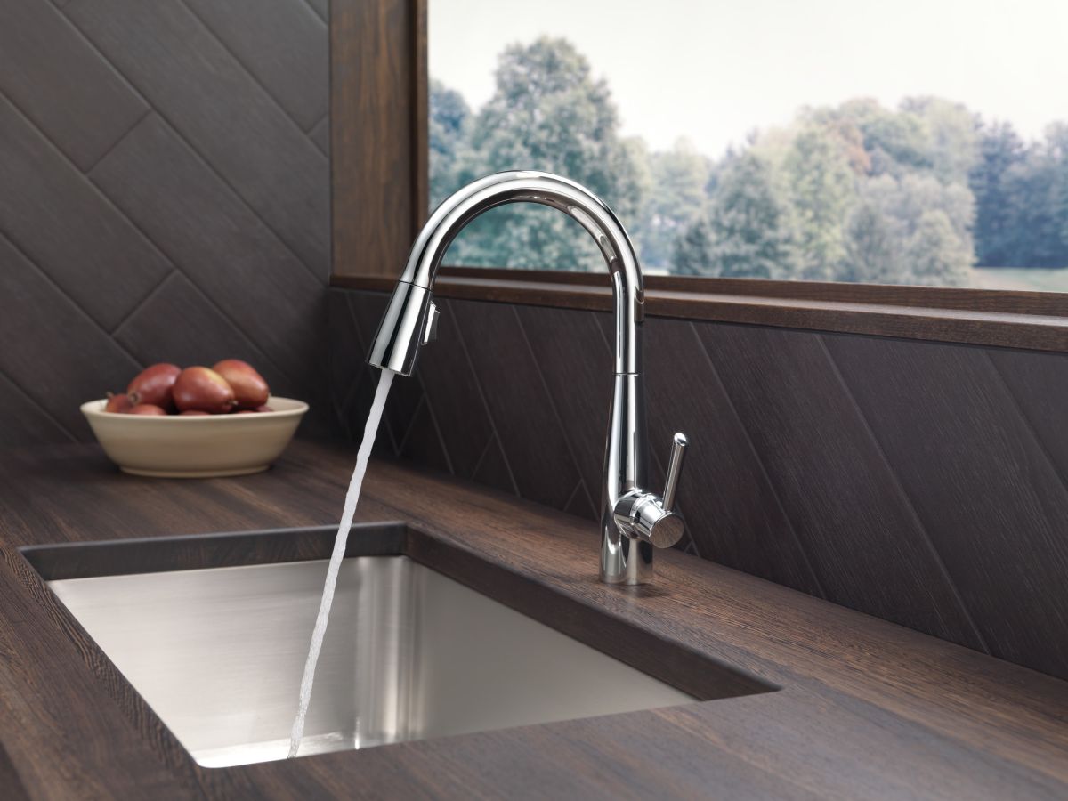 DELTA Essa Single Handle Pull-Down Kitchen Faucet — Chrome