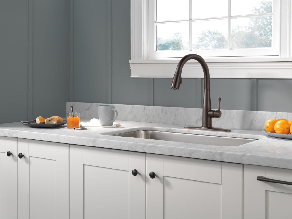 DELTA Essa Single Handle Pull-Down Kitchen Faucet — Venetian Bronze