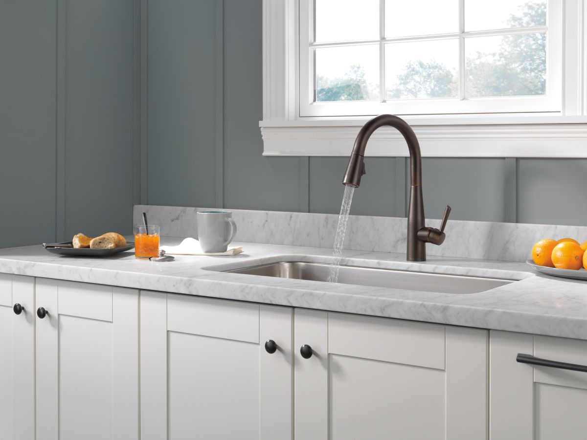 DELTA Essa Single Handle Pull-Down Kitchen Faucet — Venetian Bronze