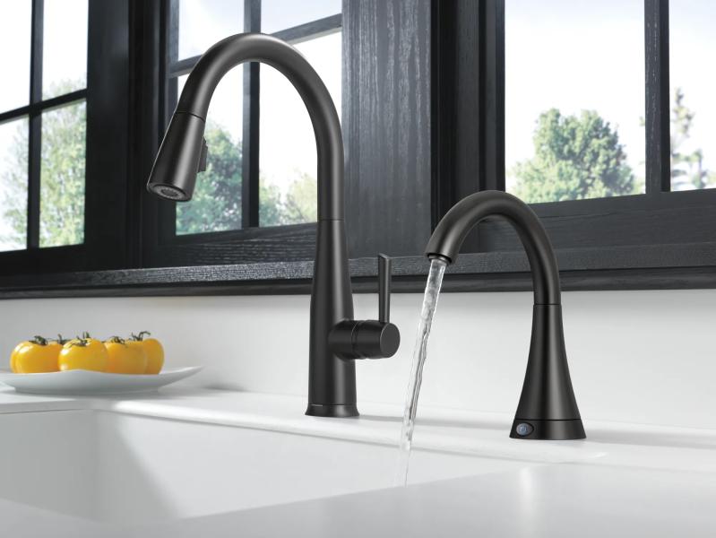 DELTA Essa Single Handle Pull-Down Kitchen Faucet with Touch2O Technology — Matte Black