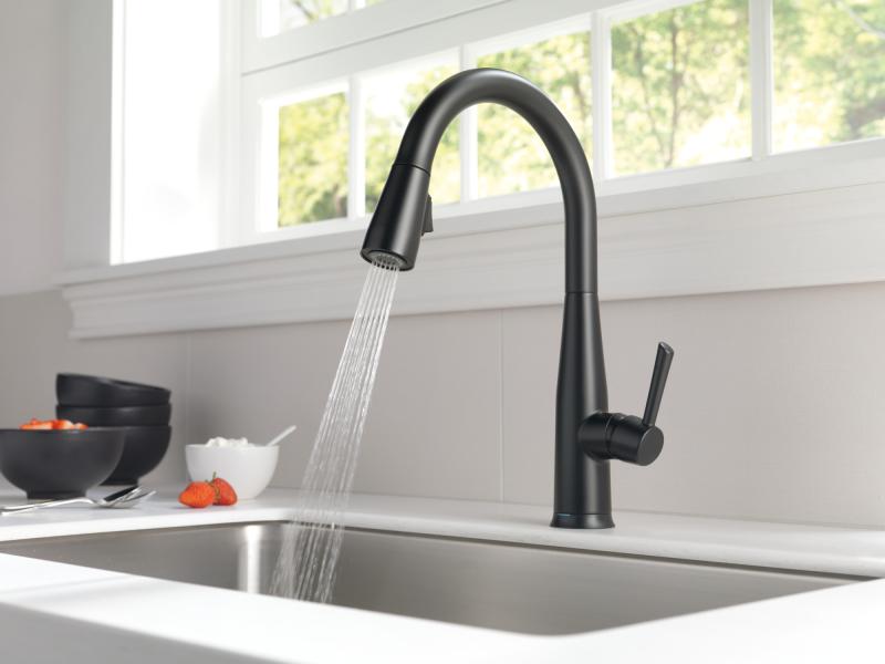 DELTA Essa Single Handle Pull-Down Kitchen Faucet with Touch2O Technology — Matte Black
