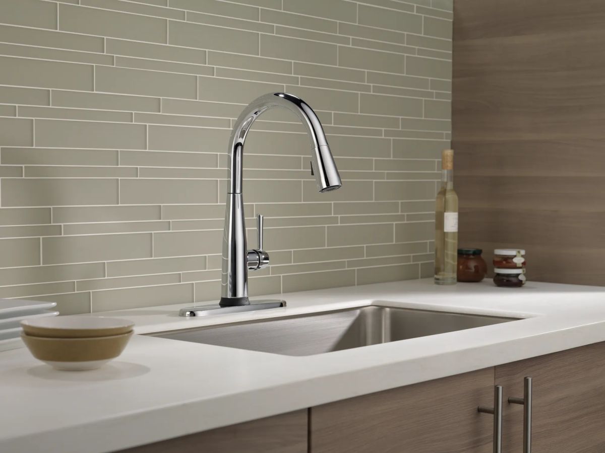 DELTA Essa Single Handle Pull-Down Kitchen Faucet with Touch2O Technology — Chrome