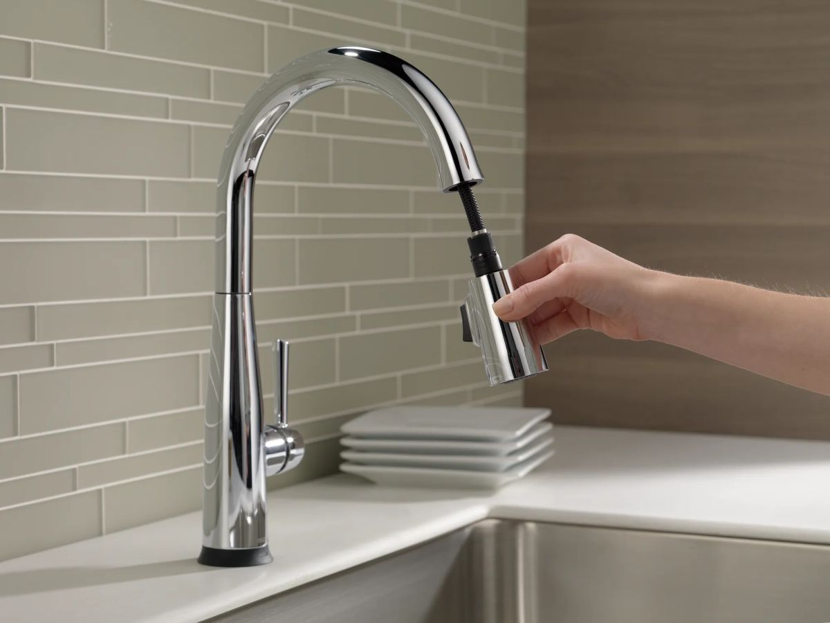 DELTA Essa Single Handle Pull-Down Kitchen Faucet with Touch2O Technology — Chrome