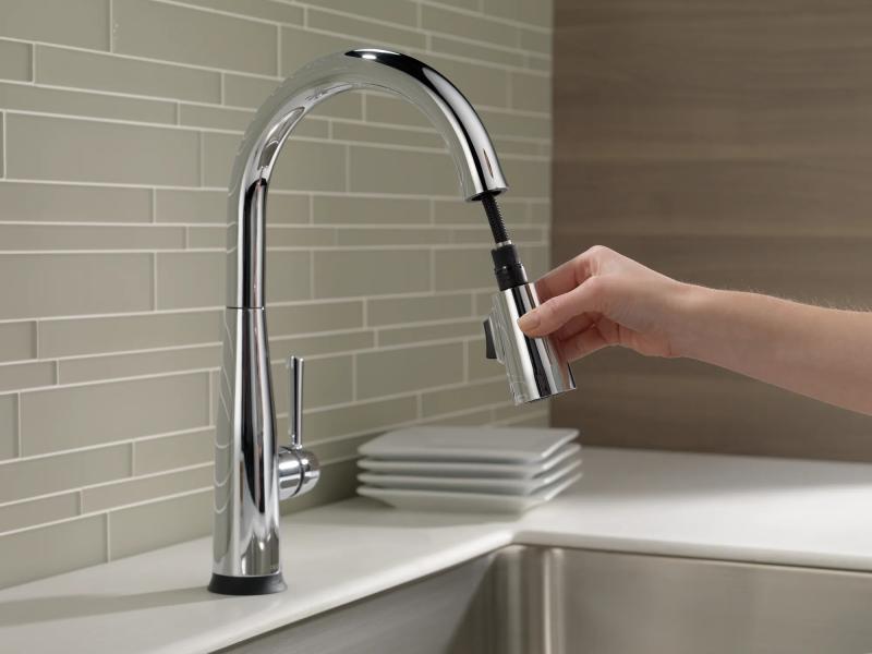 DELTA Essa Single Handle Pull-Down Kitchen Faucet with Touch2O Technology — Chrome