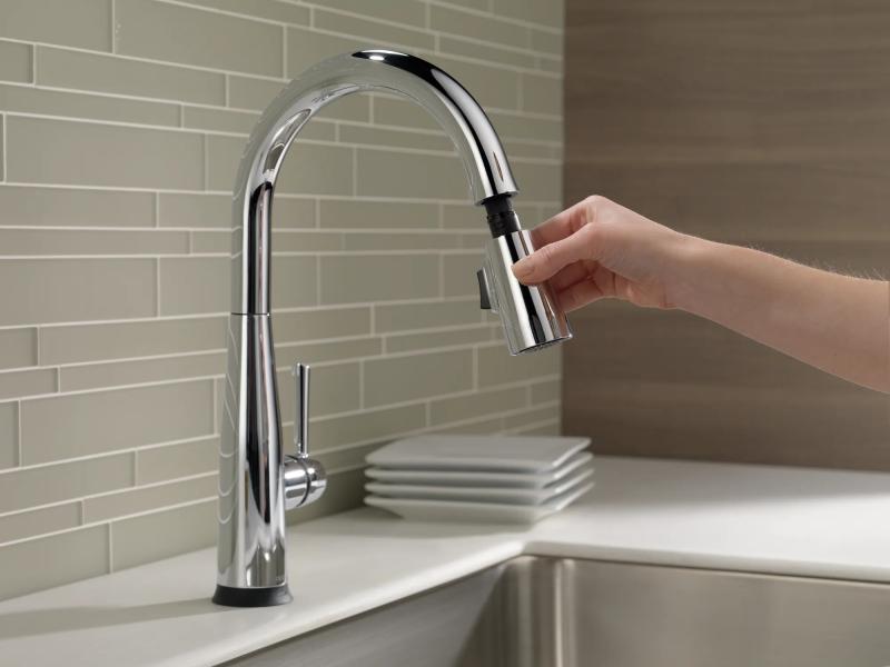 DELTA Essa Single Handle Pull-Down Kitchen Faucet with Touch2O Technology — Chrome