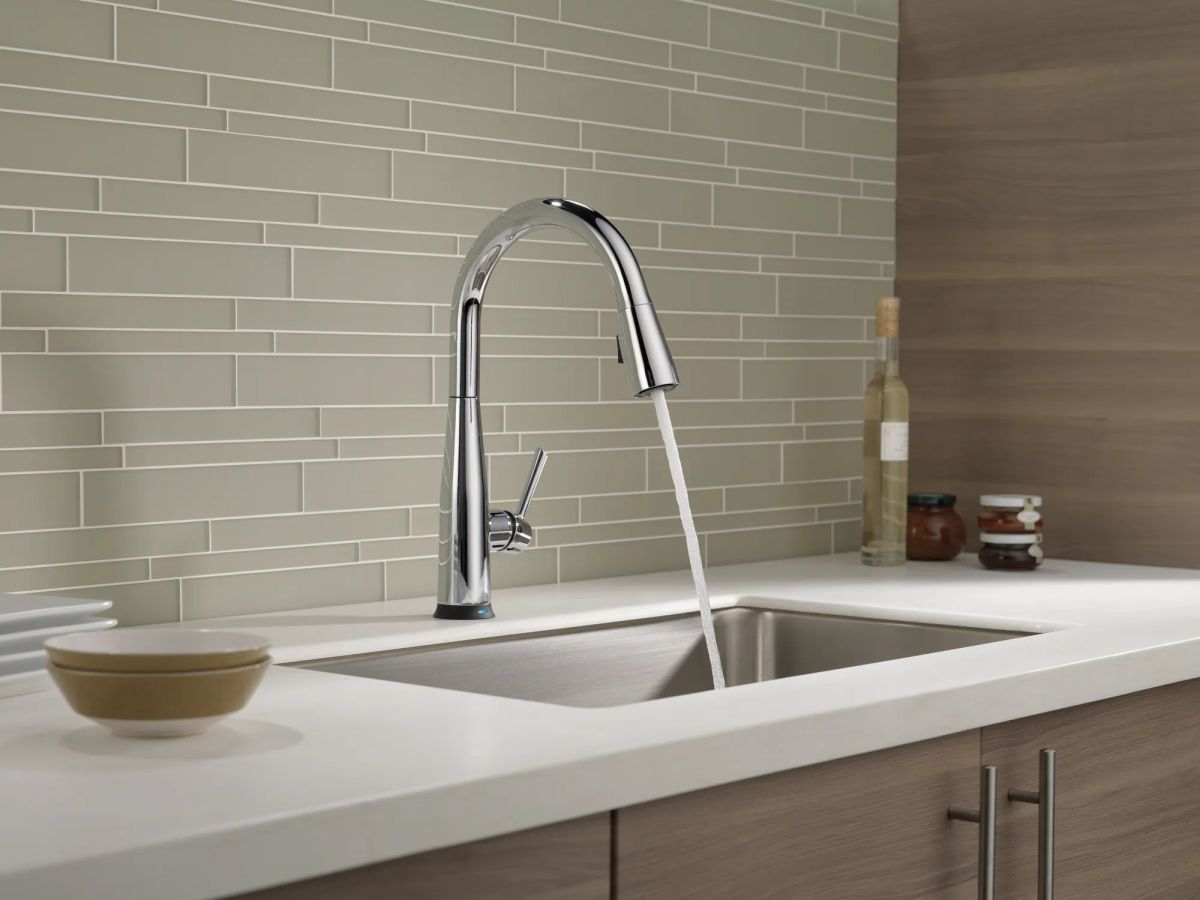 DELTA Essa Single Handle Pull-Down Kitchen Faucet with Touch2O Technology — Chrome