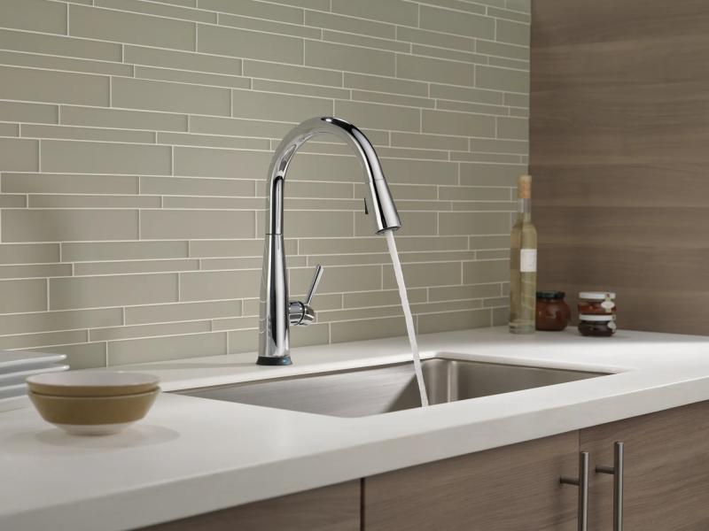 DELTA Essa Single Handle Pull-Down Kitchen Faucet with Touch2O Technology — Chrome