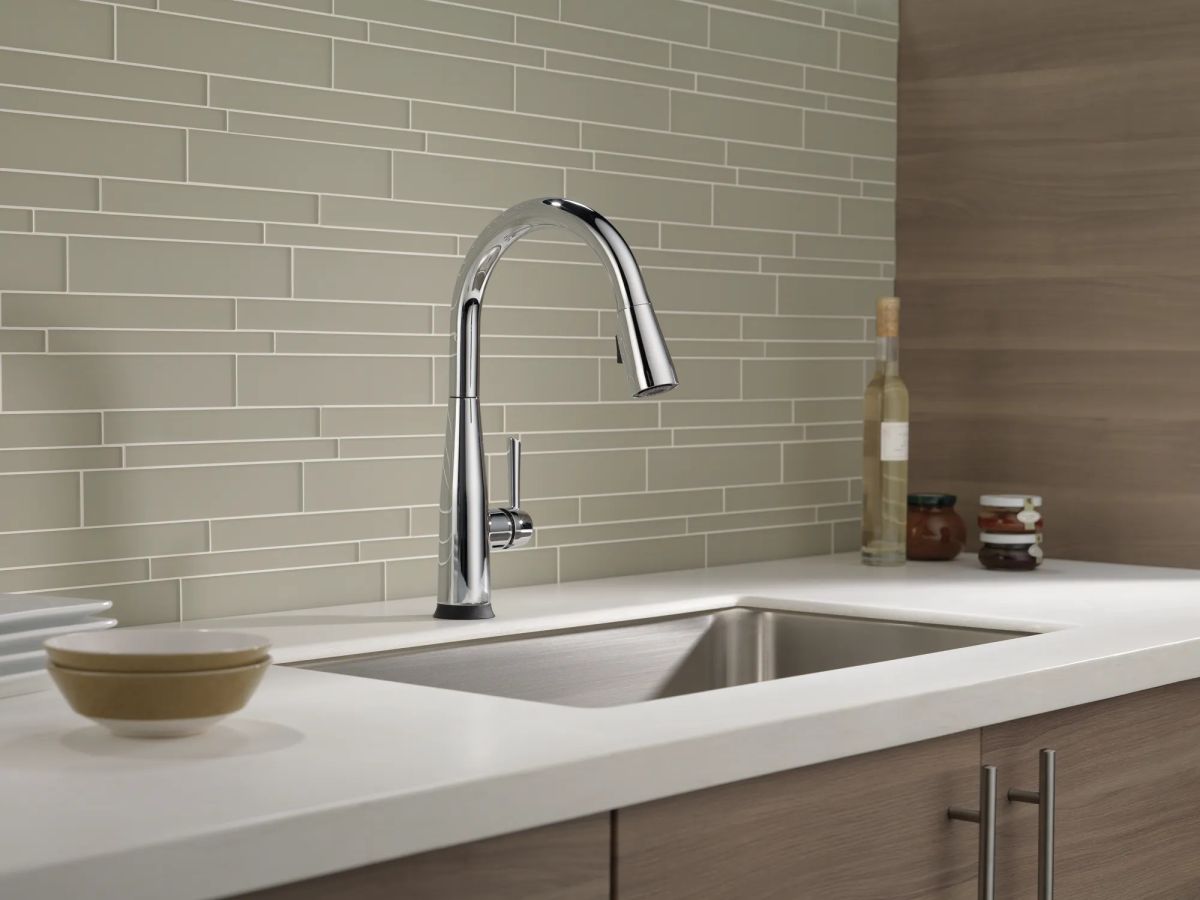 DELTA Essa Single Handle Pull-Down Kitchen Faucet with Touch2O Technology — Chrome