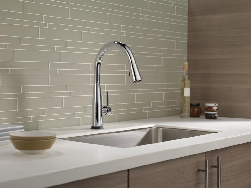DELTA Essa Single Handle Pull-Down Kitchen Faucet with Touch2O Technology — Chrome