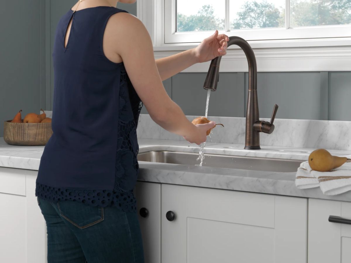 DELTA Essa Single Handle Pull-Down Kitchen Faucet with Touch2O Technology — Venetian Bronze