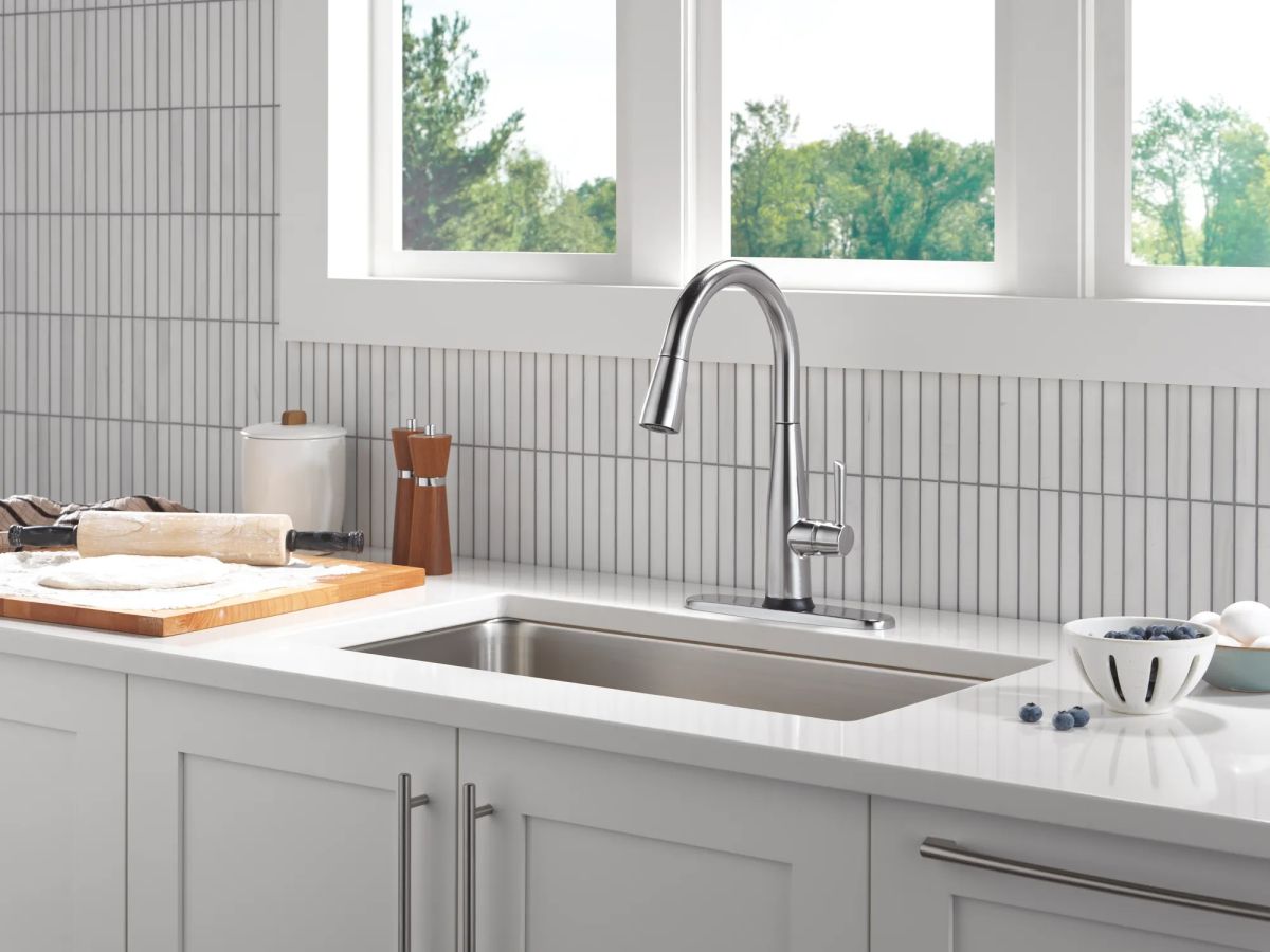 DELTA Essa Touch2O Technology Kitchen Faucet with Touchless Technology — Arctic Stainless