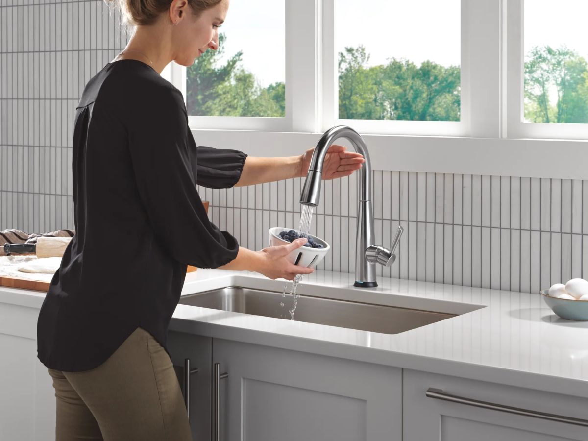 DELTA Essa Touch2O Technology Kitchen Faucet with Touchless Technology — Arctic Stainless