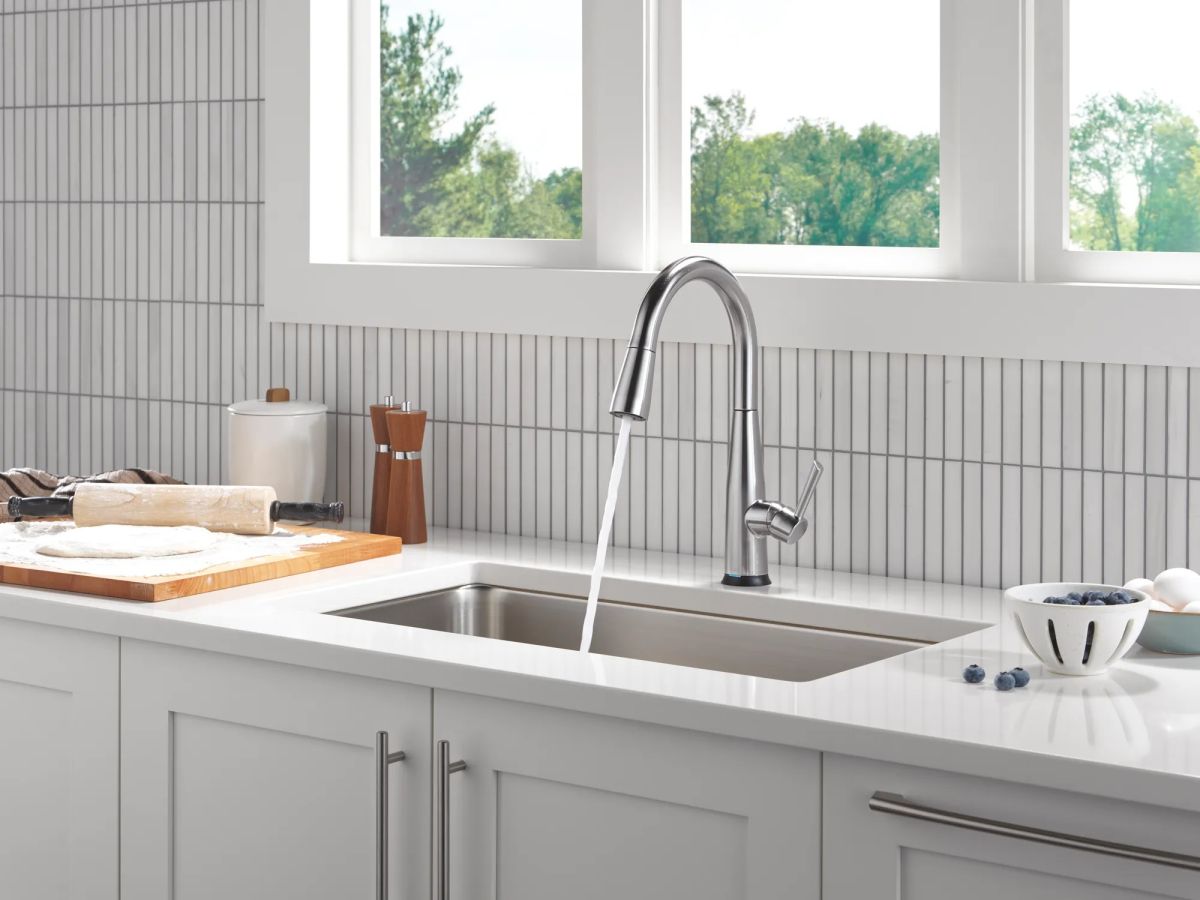 DELTA Essa Touch2O Technology Kitchen Faucet with Touchless Technology — Arctic Stainless