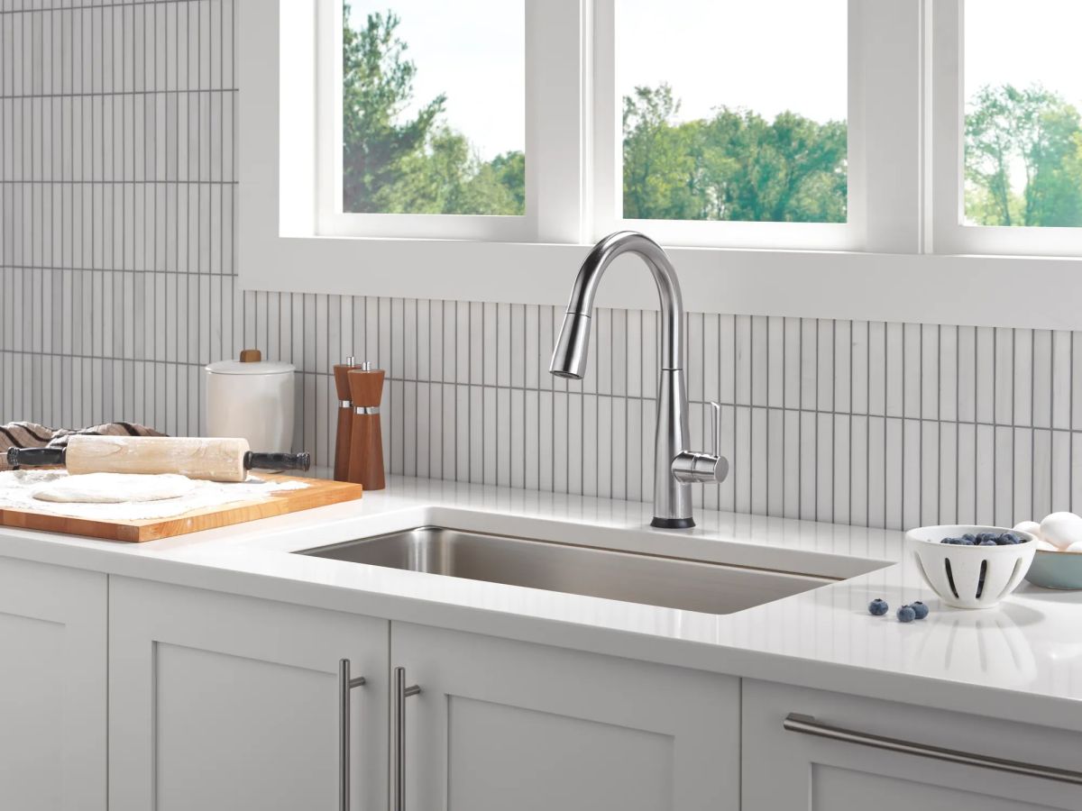DELTA Essa Touch2O Technology Kitchen Faucet with Touchless Technology — Arctic Stainless
