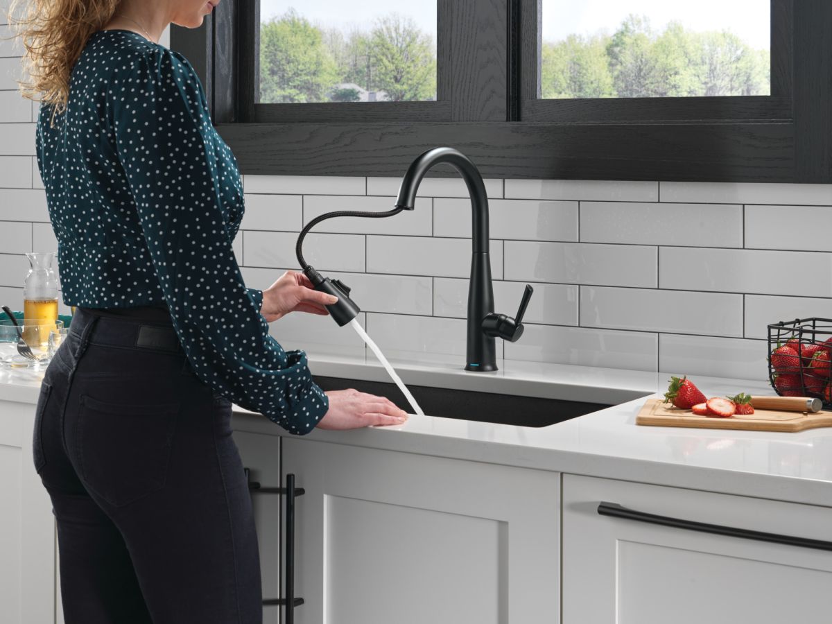 DELTA Essa Touch2O Technology Kitchen Faucet with Touchless Technology — Matte Black
