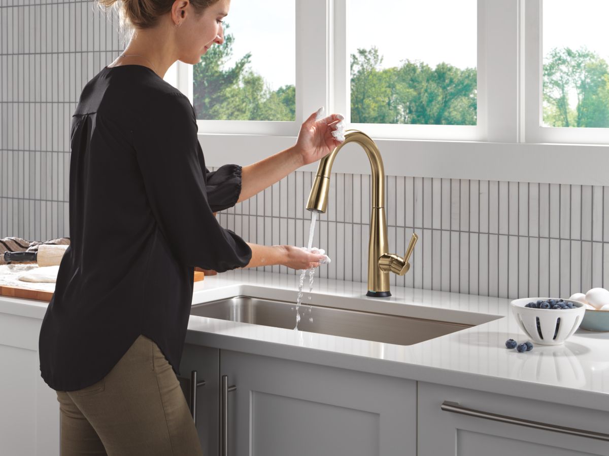 DELTA Essa Touch2O Technology Kitchen Faucet with Touchless Technology — Champagne Bronze