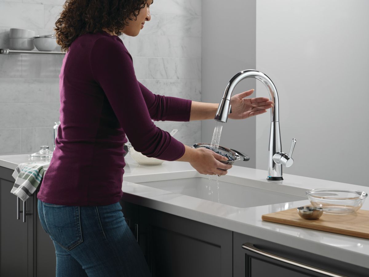 DELTA Essa Touch2O Technology Kitchen Faucet with Touchless Technology — Chrome