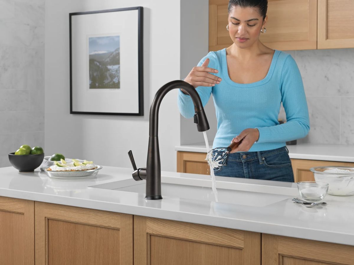 DELTA Essa Touch2O Technology Kitchen Faucet with Touchless Technology — Venetian Bronze
