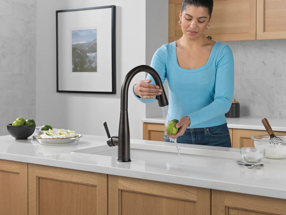 DELTA Essa Touch2O Technology Kitchen Faucet with Touchless Technology — Venetian Bronze