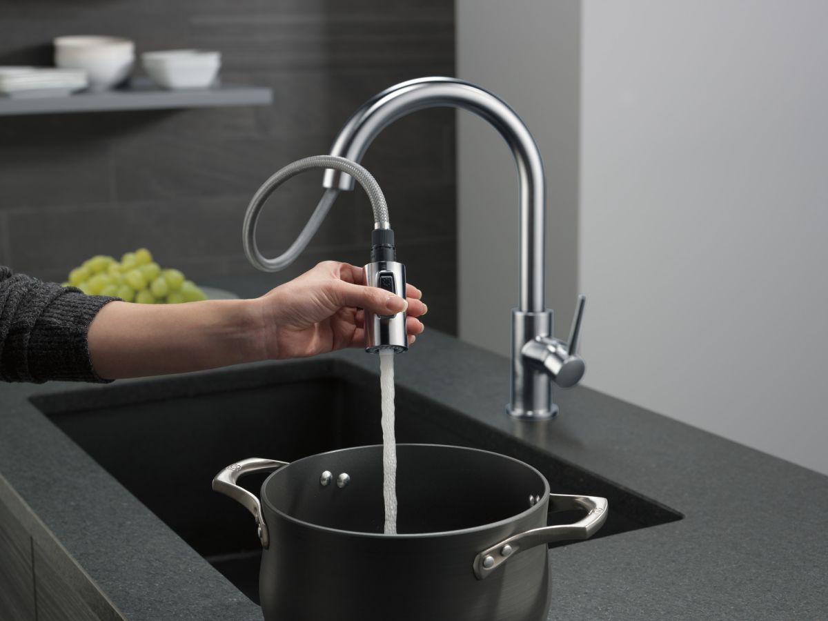 DELTA Trinsic Single Handle Pull-Down Kitchen Faucet — Arctic Stainless