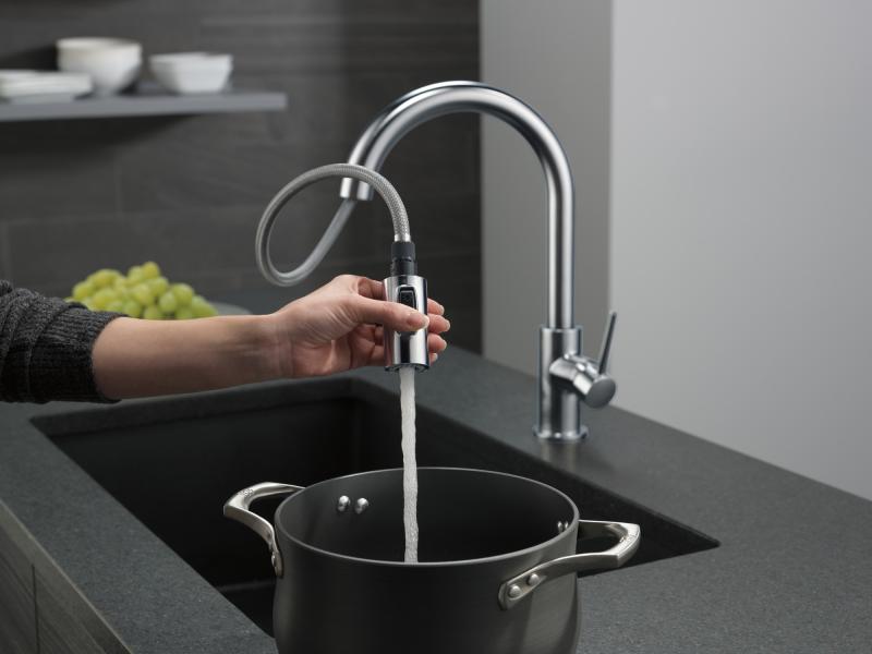 DELTA Trinsic Single Handle Pull-Down Kitchen Limited Swivel — Arctic Stainless