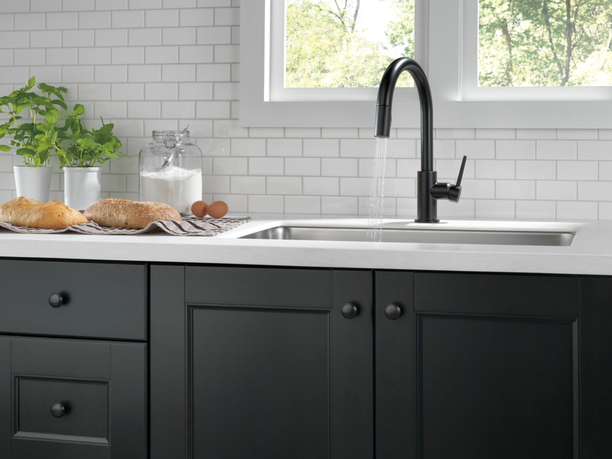 DELTA Trinsic Single Handle Pull-Down Kitchen Limited Swivel — Matte Black