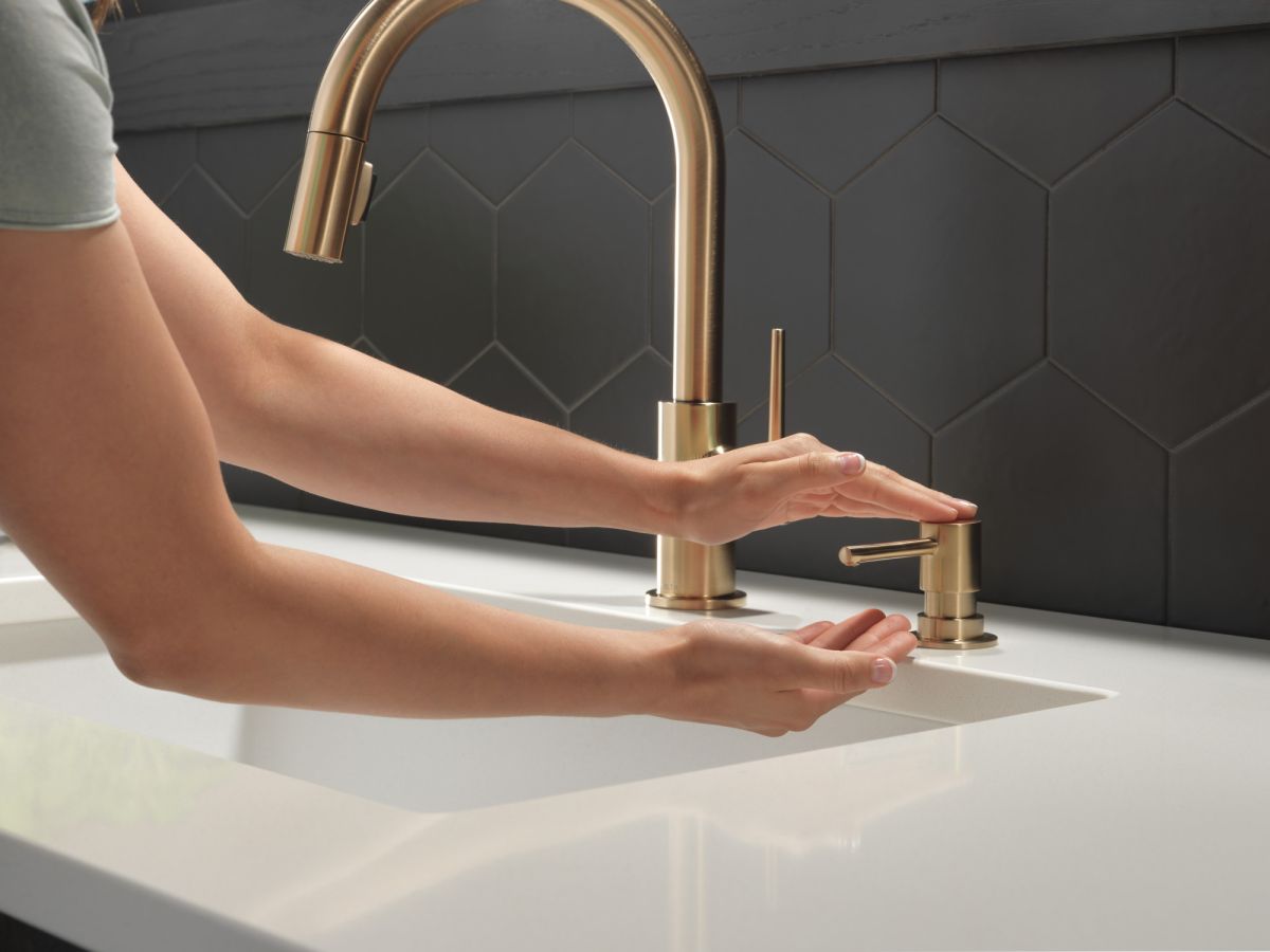 DELTA Trinsic Single Handle Pull-Down Kitchen Faucet — Champagne Bronze