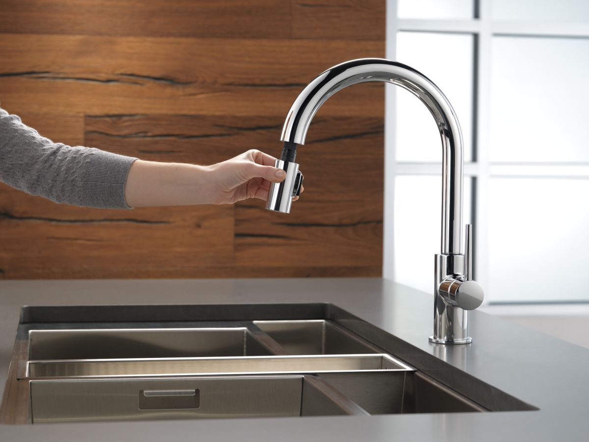 DELTA Trinsic Single Handle Pull-Down Kitchen Faucet — Chrome