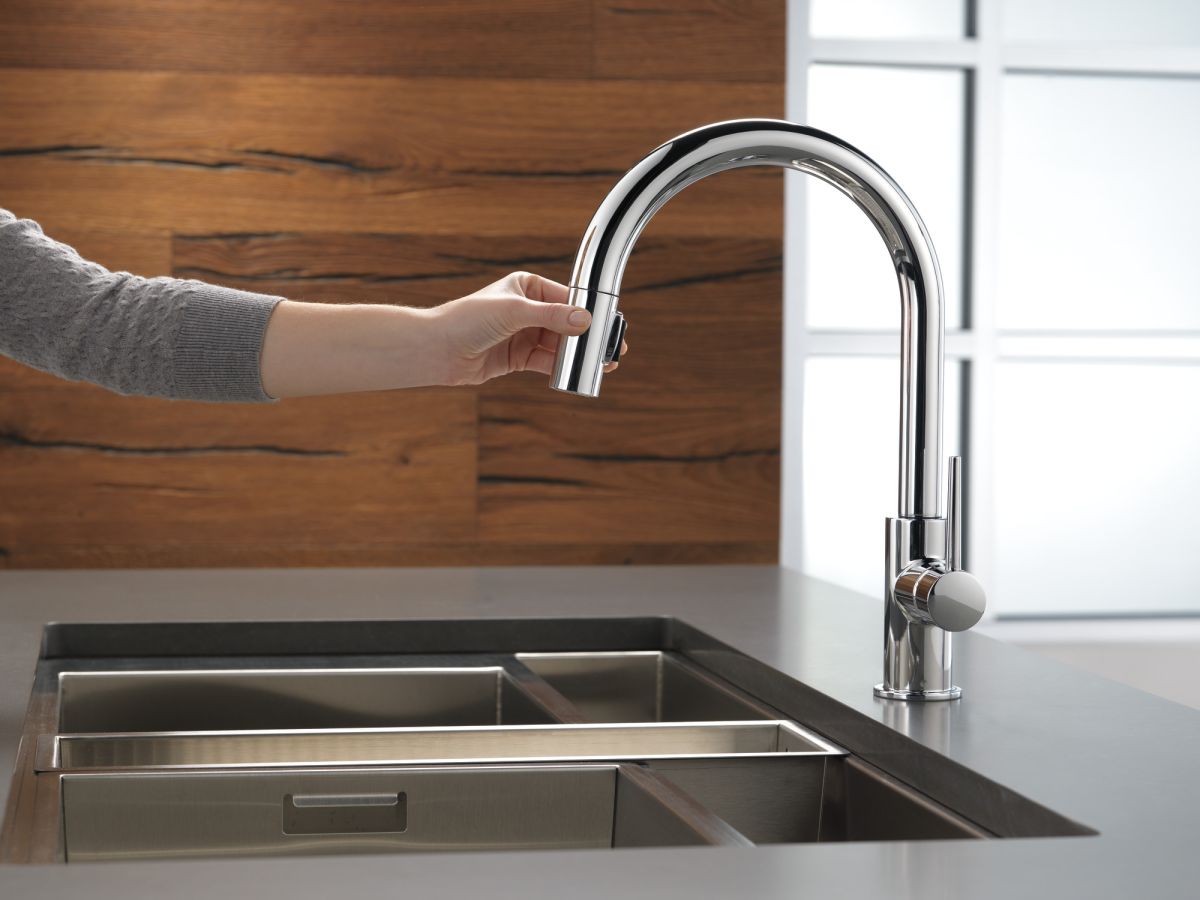 DELTA Trinsic Single Handle Pull-Down Kitchen Faucet — Chrome